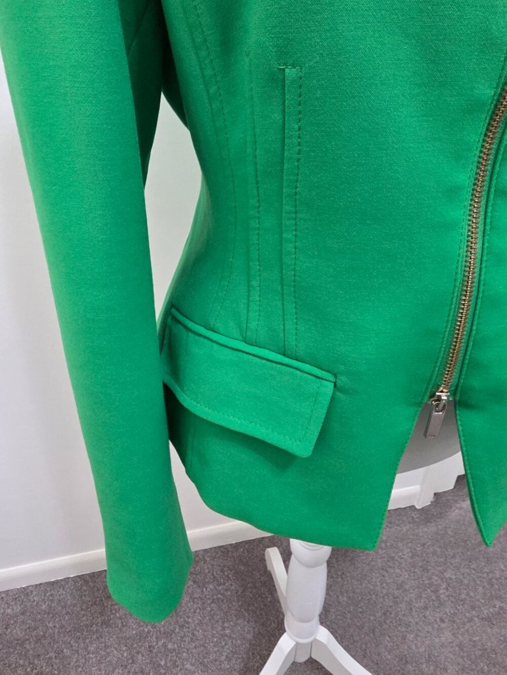 KAREN MILLEN NWT Kelly Green Blazer Size 6 Tailored 2-Way Zip Silver Hardware - Picture 4 of 15